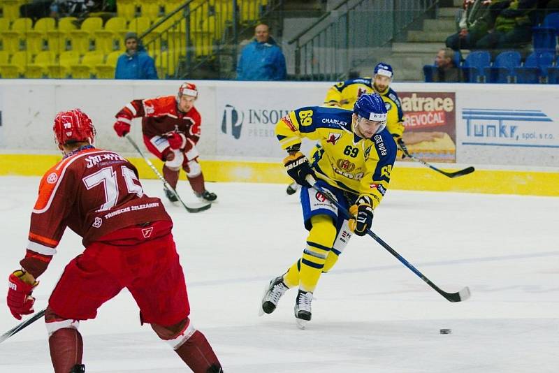 Hokejisté Přerova (ve žlutém) po prodloužení porazili Frýdek-Místek 2:1. 