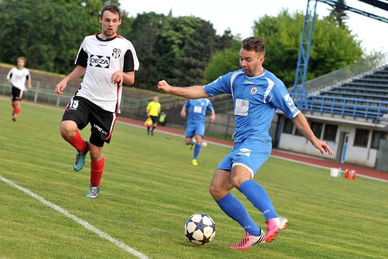 Fotbalisté Viktorie Přerov (v modrém) proti Valašskému Meziříčí