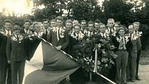 Ani mužům v Loučce se nevyhnula vojenská služba. Na fotografii jsou odvedenci v roce 1937.