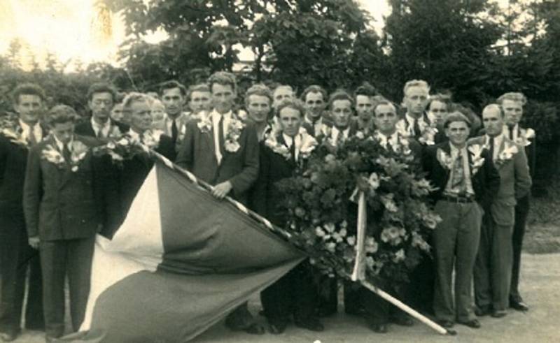 Ani mužům v Loučce se nevyhnula vojenská služba. Na fotografii jsou odvedenci v roce 1937.