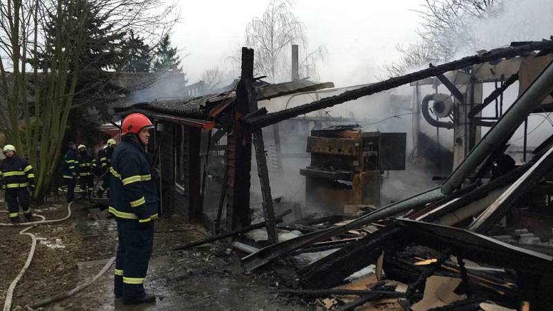 Hasiči zasahují u požáru dílny v obci Čechy na Přerovsku