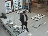 Nákupní galerie v Přerově se stává čím dál častěji terčem útoků zlodějů. Jeden z nich si 16. dubna odnesl z prodejny mobilní telefon za více než 21 tisíc korun.  Pachatele zachytily kamery.