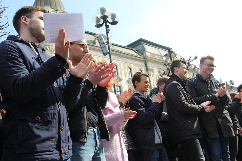 K protestní stávce se ve čtvrtek v pravé poledne připojili také studenti Gymnázia Jakuba Škody v Přerově. Na Masarykovo náměstí jich dorazily na dvě stovky.