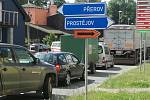 Nadměrná doprava se v Tovačově podepsala i na stavu silnic - jsou na nich výtluky a vyjeté koleje.