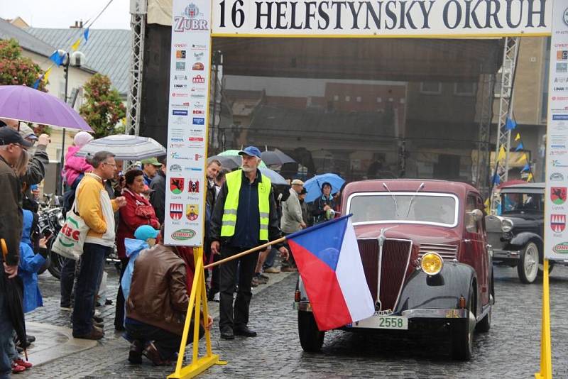 Helfštýnský okruh přivedl motorové veterány i jazz na přerovské náměstí