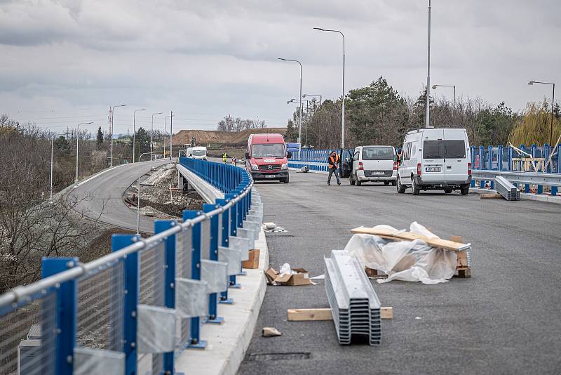 Dokončovací práce na estakádě v Předmostí - ta má zrychlit dopravu na tahu Olomouc - Zlín přes Přerov. 15. dubna 2021