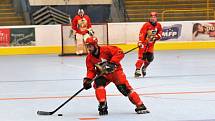 Přerovští inline hokejisté (v červeném) proti olomouckým Eagles 