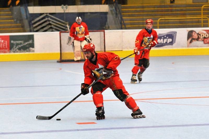 Přerovští inline hokejisté (v červeném) proti olomouckým Eagles 