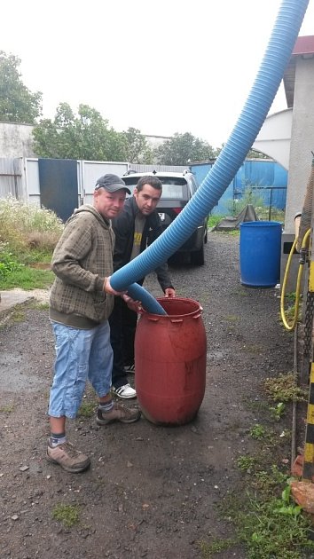 NASÁVÁNÍ KVASU. Dalibor Javorský a místní hasič Petr Stískal z Vlkoše pálili a degustovali meruňkovici. 