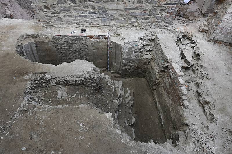 Gotický portál, který objevili archeologové na Helfštýně, skončil pod podlahou.