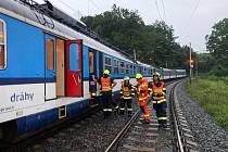 Kvůli spadenému stromu, který ve středu večer při bouřce zatarasil profil trati, museli hasiči u Hranic evakuovat cestující z vlaku.