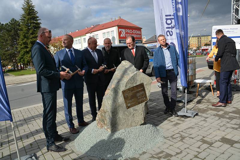 Na základní kámen stavby mimoúrovňového křížení v Předmostí poklepali ve čtvrtek v Přerově zástupci Ředitelství silnic a dálnic, Olomouckého kraje a města.