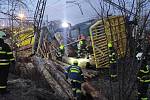 Následky střetu dvou nákladních vlaků v Prosenicích pomáhají odstraňovat hasiči, 14. ledna 2022