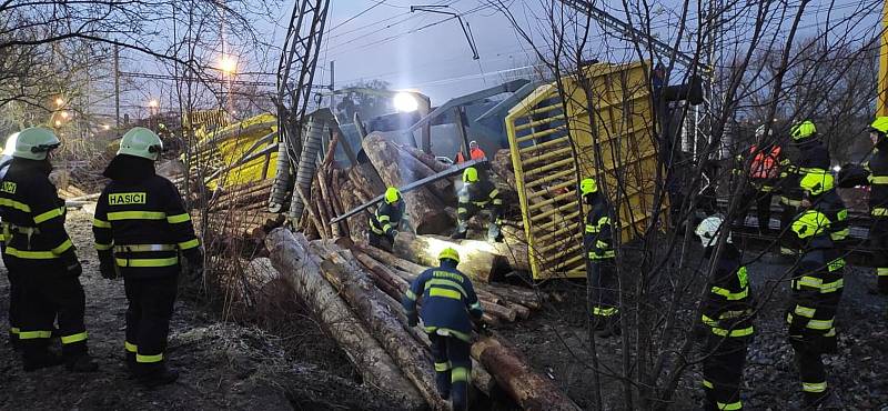 Následky střetu dvou nákladních vlaků v Prosenicích pomáhají odstraňovat hasiči, 14. ledna 2022