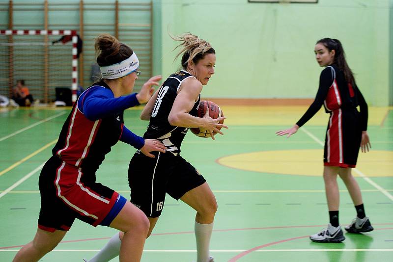 Basketbalistky Přerova (v černobílé) proti Loko Krnov.