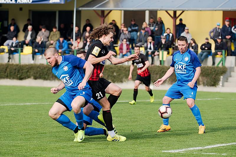 Fotbalisté Kozlovic (v modrém) proti B-týmu Opavy