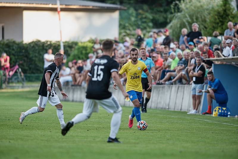 Fotbalisté FK Kozlovice (ve žlutém) proti SFK ELKO Holešov.