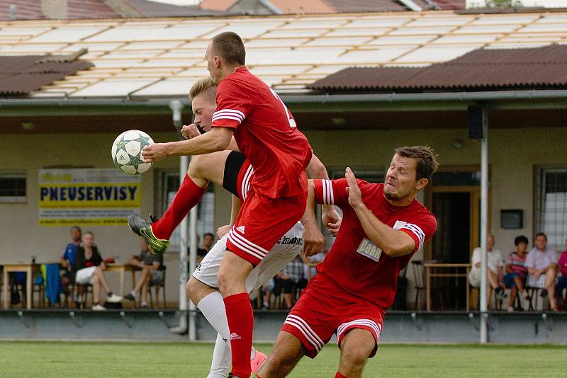 Fotbalisté Želatovic (v pruhovaném) proti Kralicím na Hané