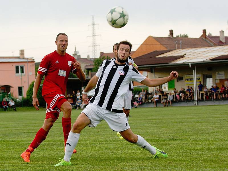 Fotbalisté Želatovic (v pruhovaném) proti Kralicím na Hané