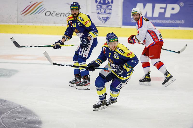 Hokejisté Přerova (v modrém) ve čtvttfinále play-off proti Porubě.