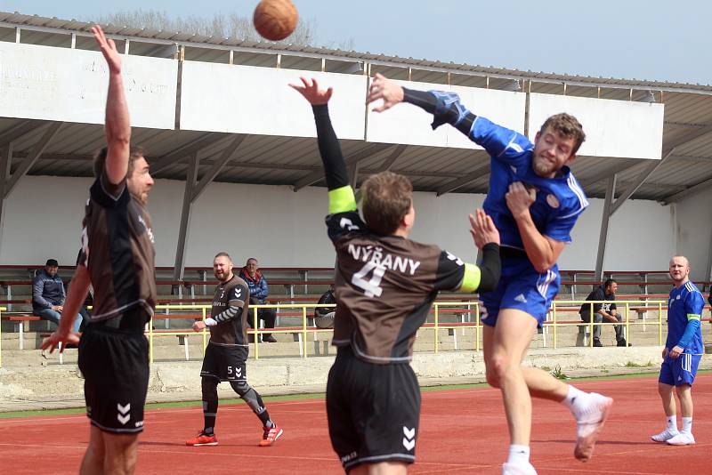 Národní házenkář Rokytnice (v modrém) proti Nýřanům.