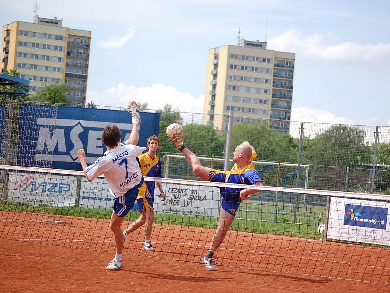 Nohejbalisté TJ Spartak MSEM Přerov (v modro-žlutém) proti Modřicím