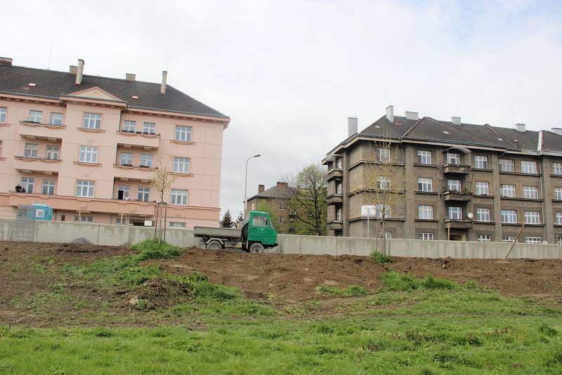 Stavba protipovodňové zídky na nábřeží Edvarda Beneše v Přerově. Konec dubna 2017