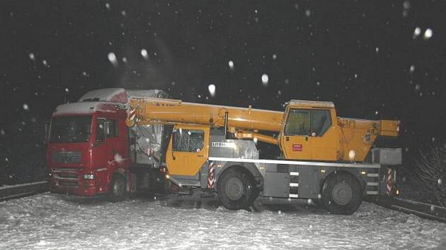 Srážka autojeřábu s nákladním autem zablokovala v pondělí silnici mezi obcí Skoky a Lipníkem nad Bečvou