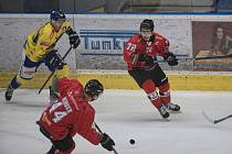 Hokejisté Znojma (v červeném) vyhráli v Přerově.