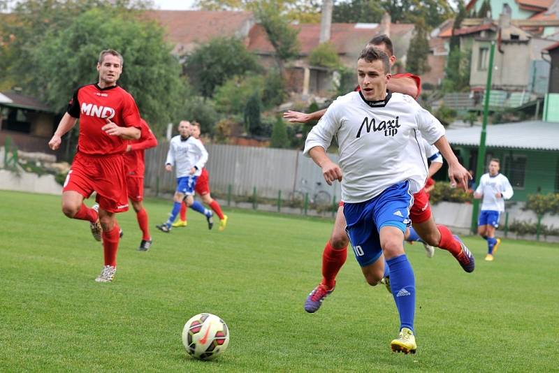 Fotbalisté Kozlovic (v bílém) v utkání s Hodonínem. Martin Schlehr