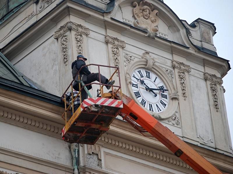 Rýny na Městském domě v Přerově spravovali tento týden pracovníci firmy. Důvodem je jejich časté ucpávání v době silných dešťů, které způsobuje, že voda stéká po fasádě.