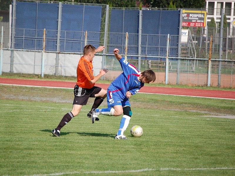 Přerovští fotbalisté (v modrém) v prvním kole krajského přeboru porazili v městském derby Kozlovice na svém hřišti 2:1