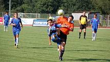 Přerovští fotbalisté (v modrém) v prvním kole krajského přeboru porazili v městském derby Kozlovice na svém hřišti 2:1