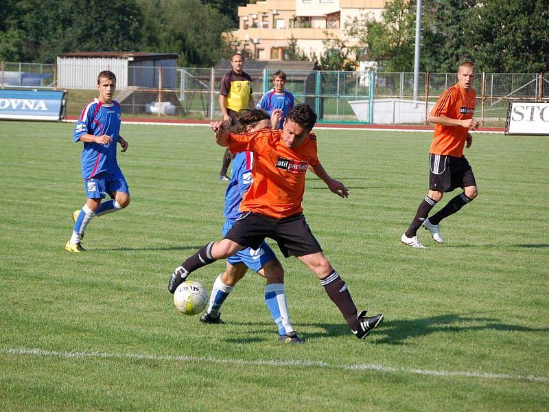 Přerovští fotbalisté (v modrém) v prvním kole krajského přeboru porazili v městském derby Kozlovice na svém hřišti 2:1