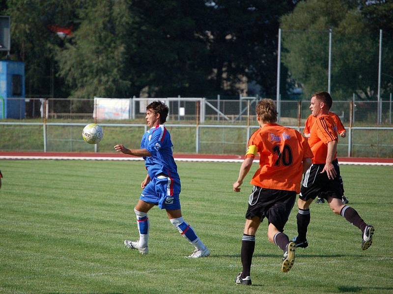 Přerovští fotbalisté (v modrém) v prvním kole krajského přeboru porazili v městském derby Kozlovice na svém hřišti 2:1