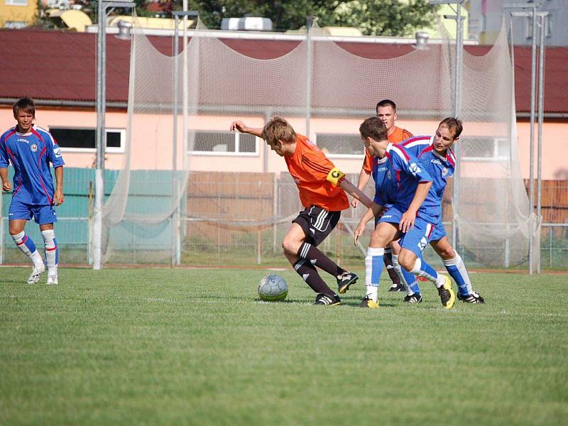 Přerovští fotbalisté (v modrém) v prvním kole krajského přeboru porazili v městském derby Kozlovice na svém hřišti 2:1