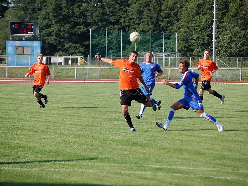 Přerovští fotbalisté (v modrém) v prvním kole krajského přeboru porazili v městském derby Kozlovice na svém hřišti 2:1