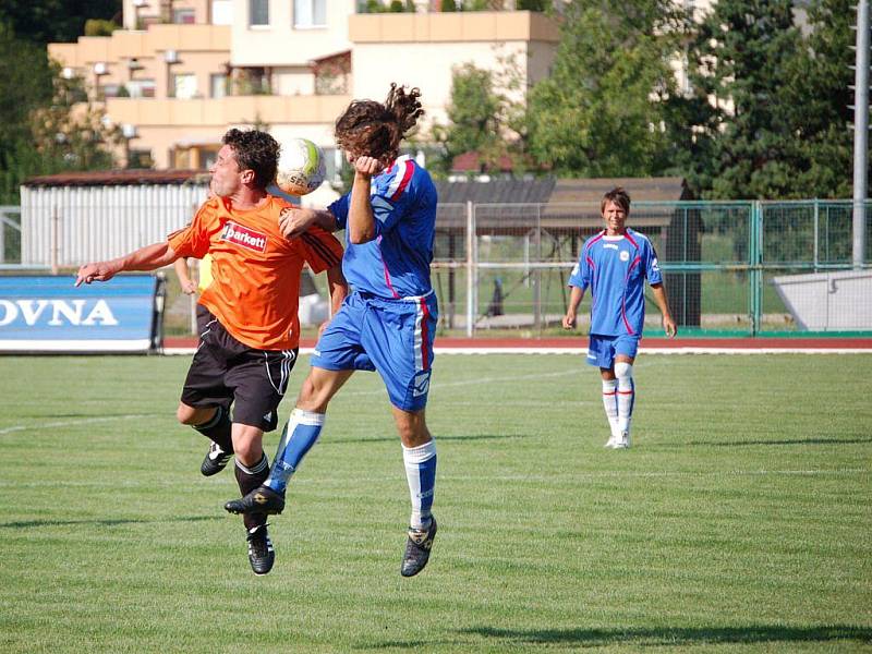 Přerovští fotbalisté (v modrém) v prvním kole krajského přeboru porazili v městském derby Kozlovice na svém hřišti 2:1