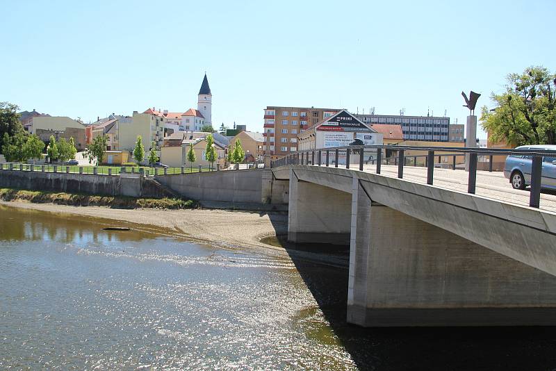 Povodí Moravy v těchto dnech provádí čištění koryta řeky Bečvy v Přerově.