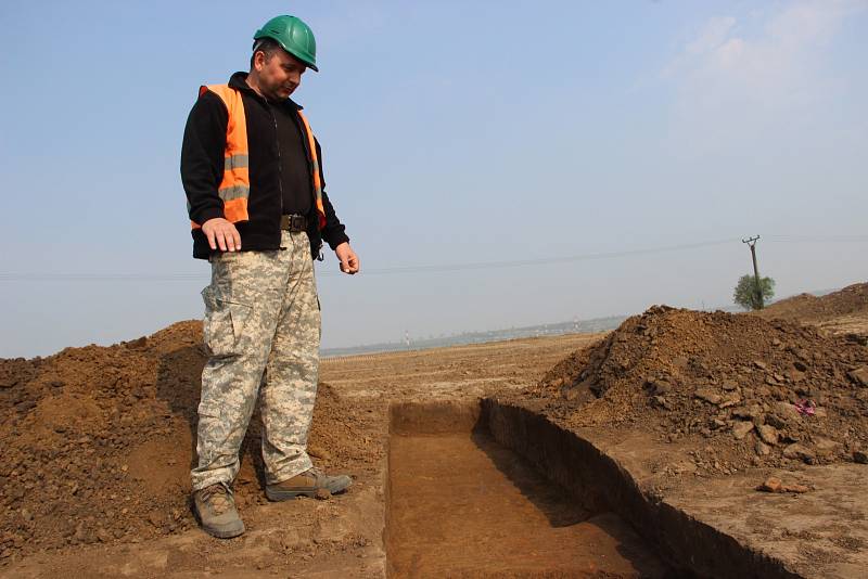 Archeologové začali bádat v místě trasy dálnice D1 mezi Říkovicemi a Přerovem. V současné době probíhá intenzivní výzkum u Dluhonic, intenzivní doklady osídlení ale očekávají badatelé o něco dál - v Předmostí.