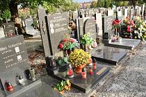 Městský hřbitov v Přerově zažil o víkendu nápor dušičkových návštěvníků.