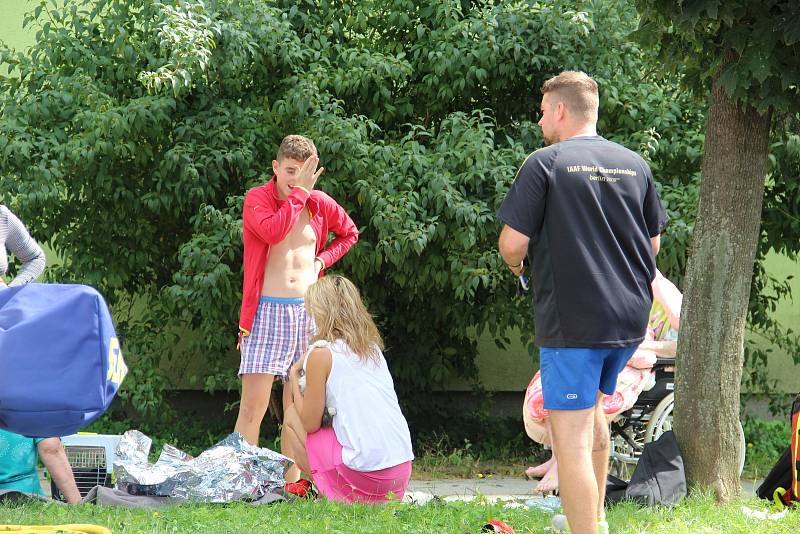 Na dvě desítky obyvatel panelového domu v ulici Interbrigadistů v Přerově musely být evakuovány při rozsáhlém požáru v jednom z bytů. 13.8.2019