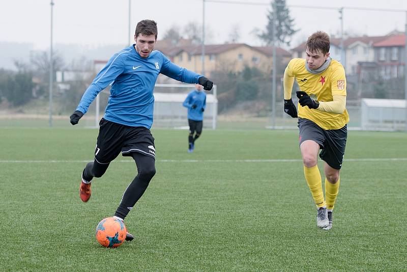 Fotbalisté Kozlovic (v modrém) v přípravě na půdě Kroměříže.