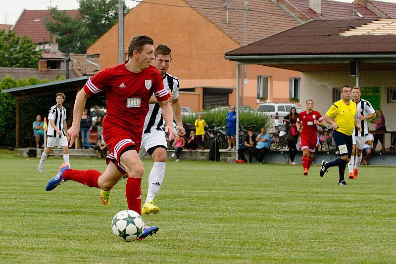 Fotbalisté Želatovic (v pruhovaném) proti Kralicím na Hané