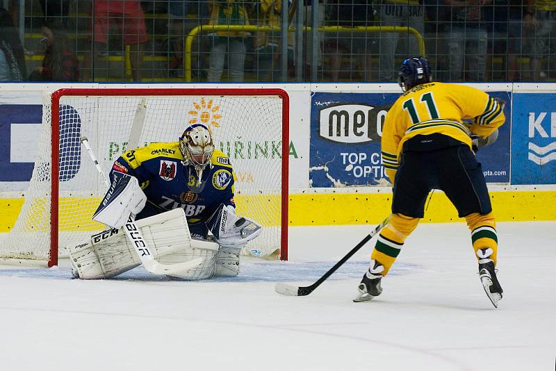 Hokejisté HC Zubr Přerov (v modrém) v přípravném utkání proti Vsetínu.