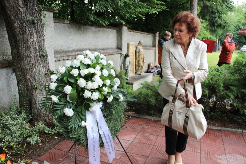 Pietním vzpomínkovým aktem na Městském hřbitově v Přerově uctili sedmdesáté výročí od brutální popravy 267 karpatských Němců na Švédských šancích příbuzní obětí, zástupci círvke, města, historici a další hosté. 