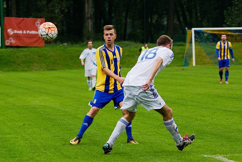 Fotbalisté Kozlovic (v pruhovaném) proti Šternberku (1:0).