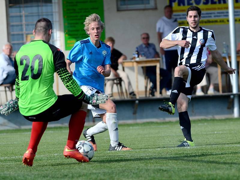 Fotbalisté Želatovic (v pruhovaném) proti Sokolu Určice