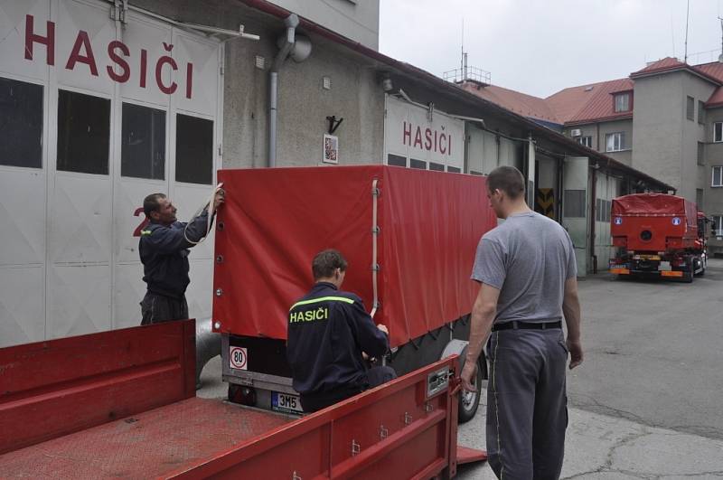 Přerovští hasiči naložili velkokapacitní čerpadlo a vyrazili do zaplavených Čech. V Praze budou pomáhat s odčerpáváním vo­dy.