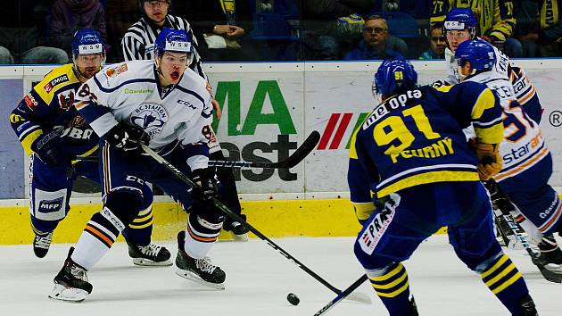 Hokejisté HC Zubr Přerov (v modrém) proti Litoměřicím